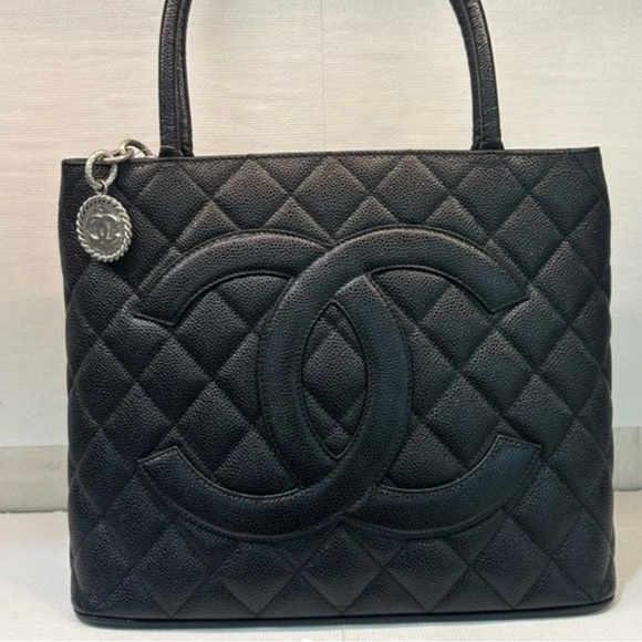 Medallion in Caviar leather - Picture 3 of 9